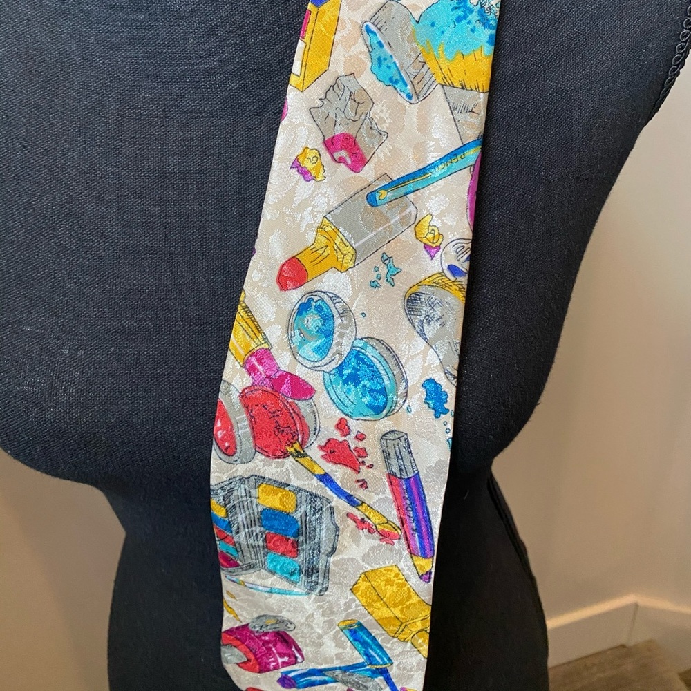 Makeup themed tie